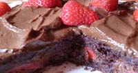 Ljepljiva čokoladna torta s malinama