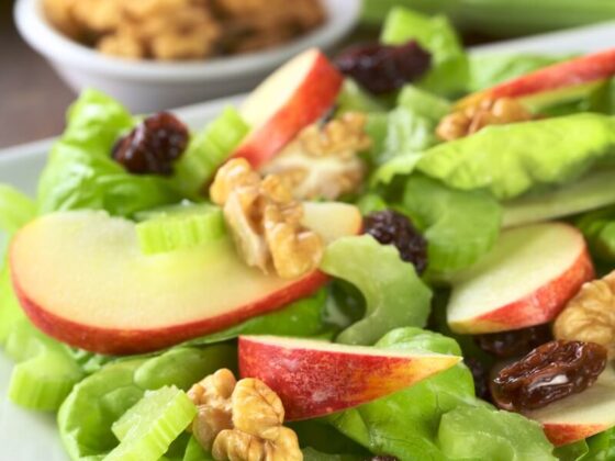 Waldorfska salata odlična je u kombinaciji s mesom, ali i morskom hranom koja nam je ljeti u prvom planu