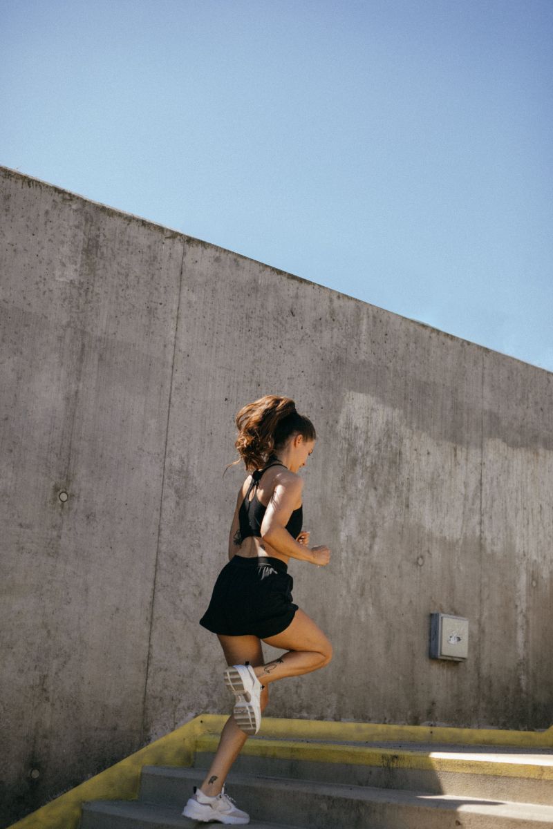 Umor uzrokuju mnoge stvari, ali sjedilački način života također igra ulogu u ekstremnom umoru. Što više sjedite, osjećate se izgubljenije.