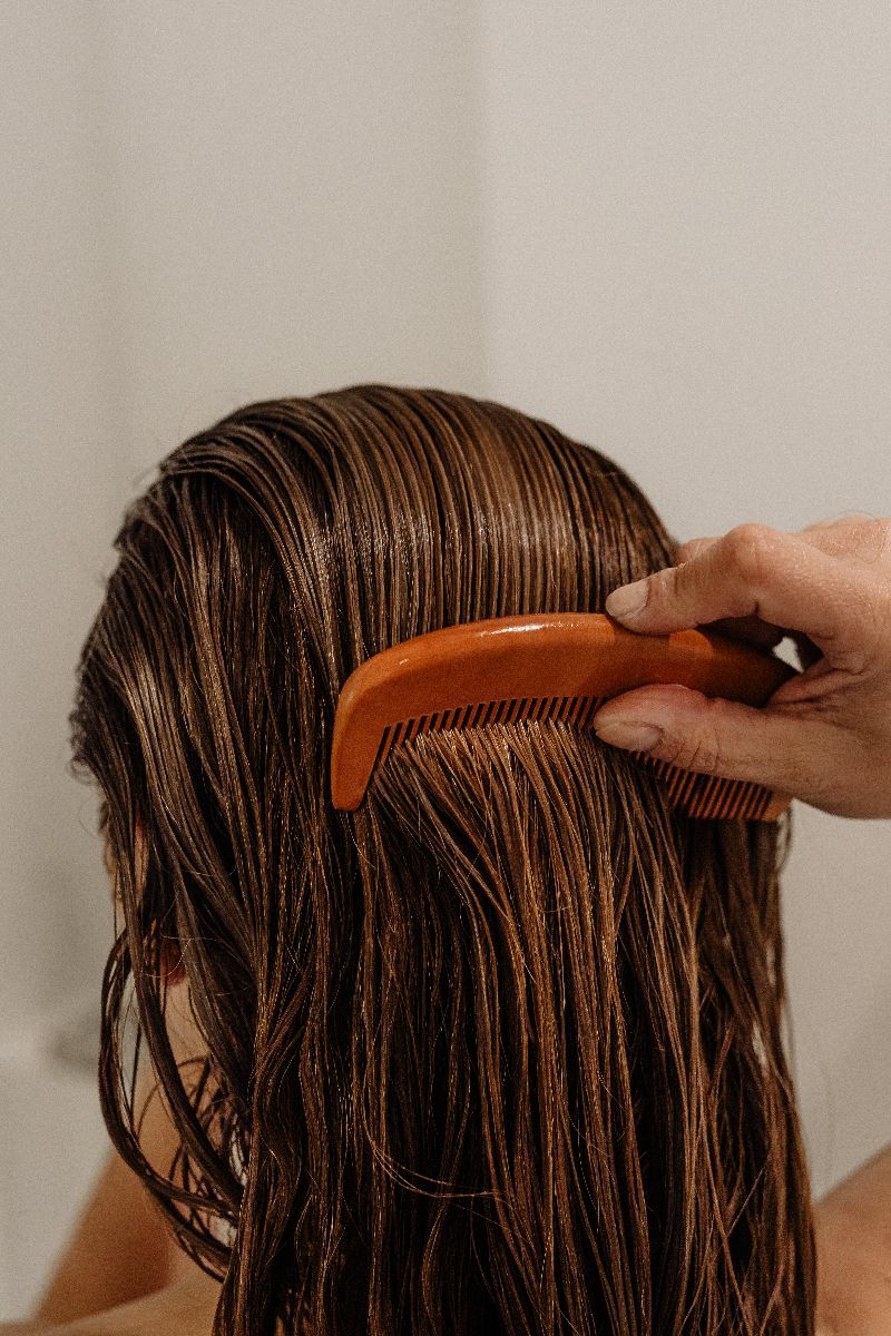 Suha i beživotna kosa često traži više od šampona. Donosimo provjerene DIY maske za kosu s prirodnim sastojcima - onima iz kuhinje.