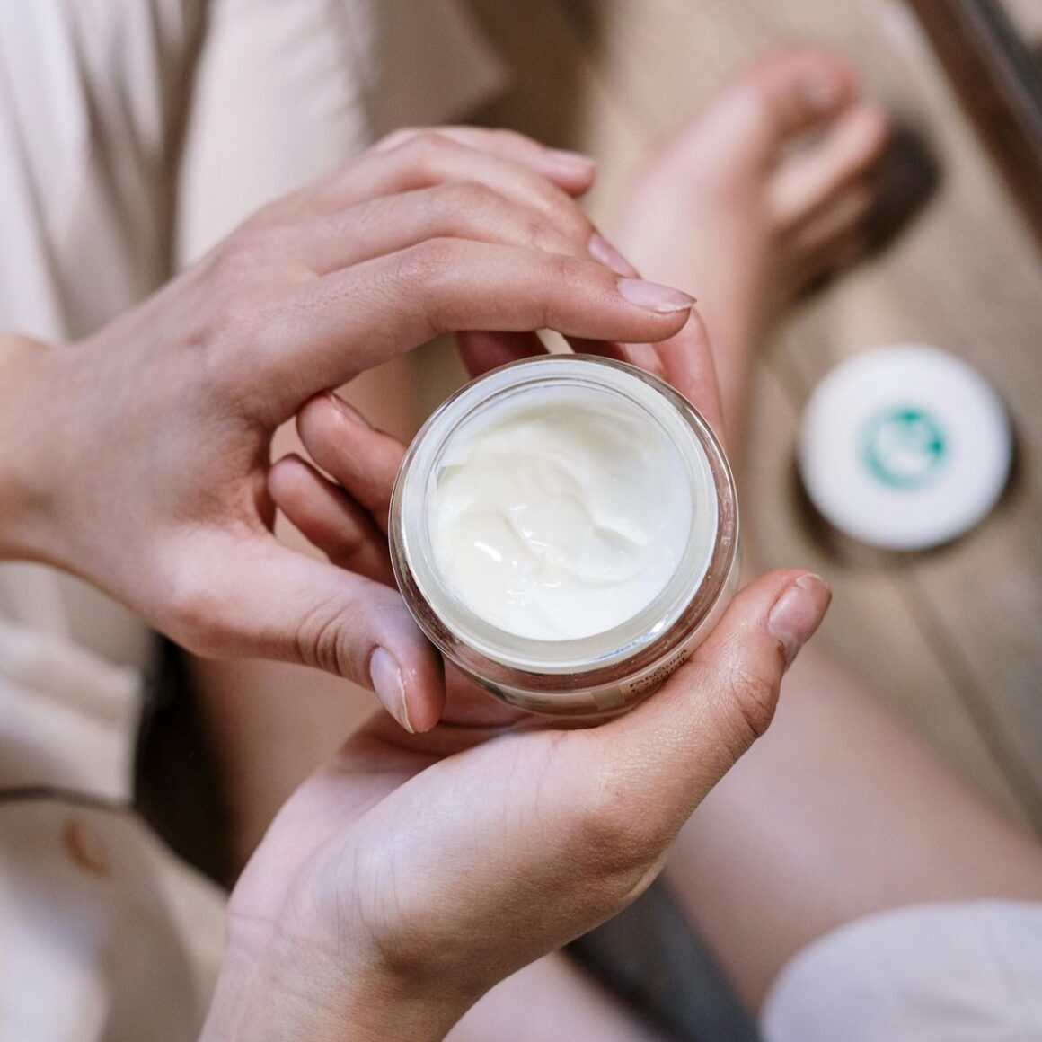 Na popisu pogrešaka koje radimo kada je u pitanju njega kože nalaze se nezaštićeno izlaganje suncu, spavanje sa šminkom, ali i...