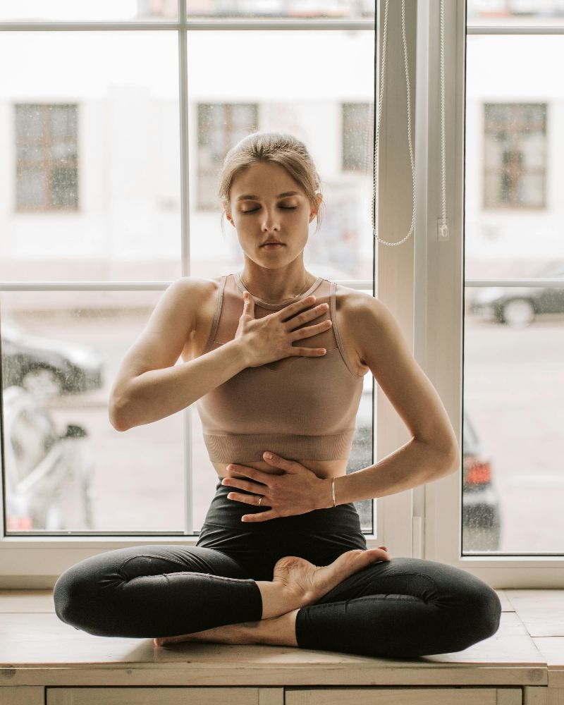 Otkrijte 20-sekundnu vježbu koja smanjuje stres, podiže raspoloženje i jača samosuosjećanje – jednostavno, brzo i učinkovito.