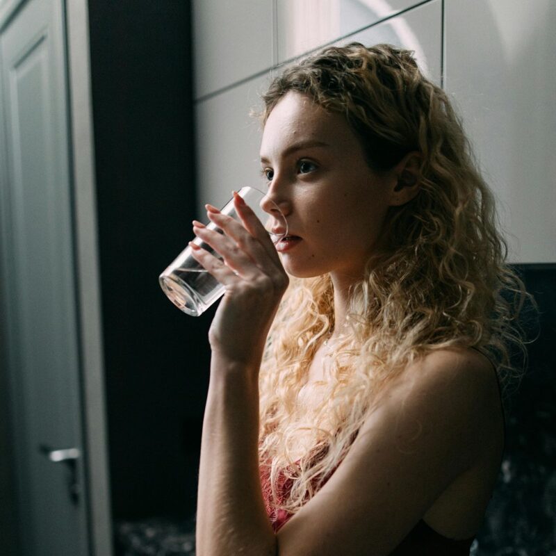 Jedan od načina kako možete poboljšati hidraciju i započeti dan na najbolji mogući način jest pijenje vode ujutro (i na prazan želudac).