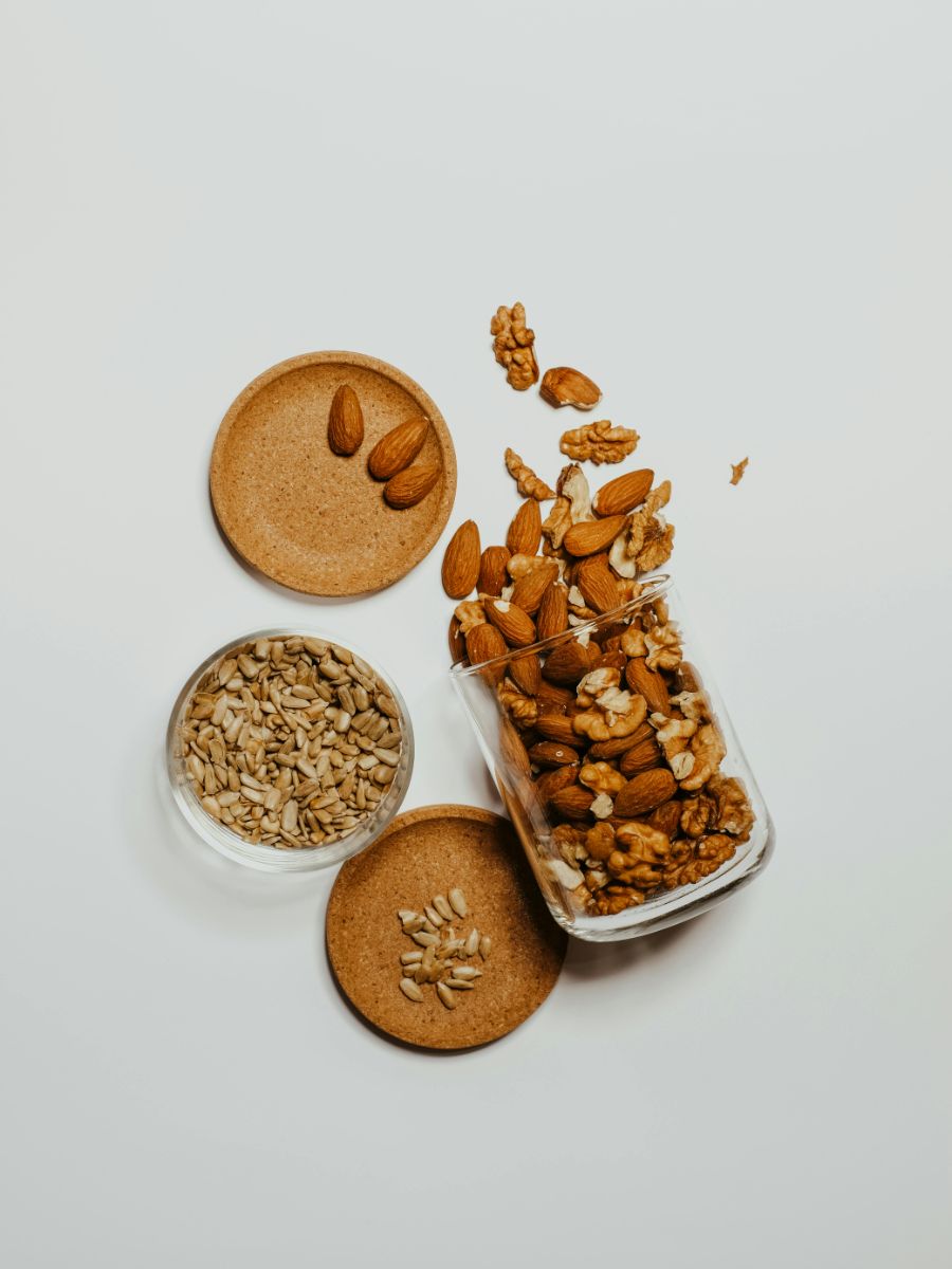 Svi mi želimo imati čistu i zdravu kožu. I dok svakodnevno koristimo razne kreme i serume, često zaboravljamo da je hrana koju jedemo jednako važna za našu kožu kao i proizvodi koje nanosimo izvana