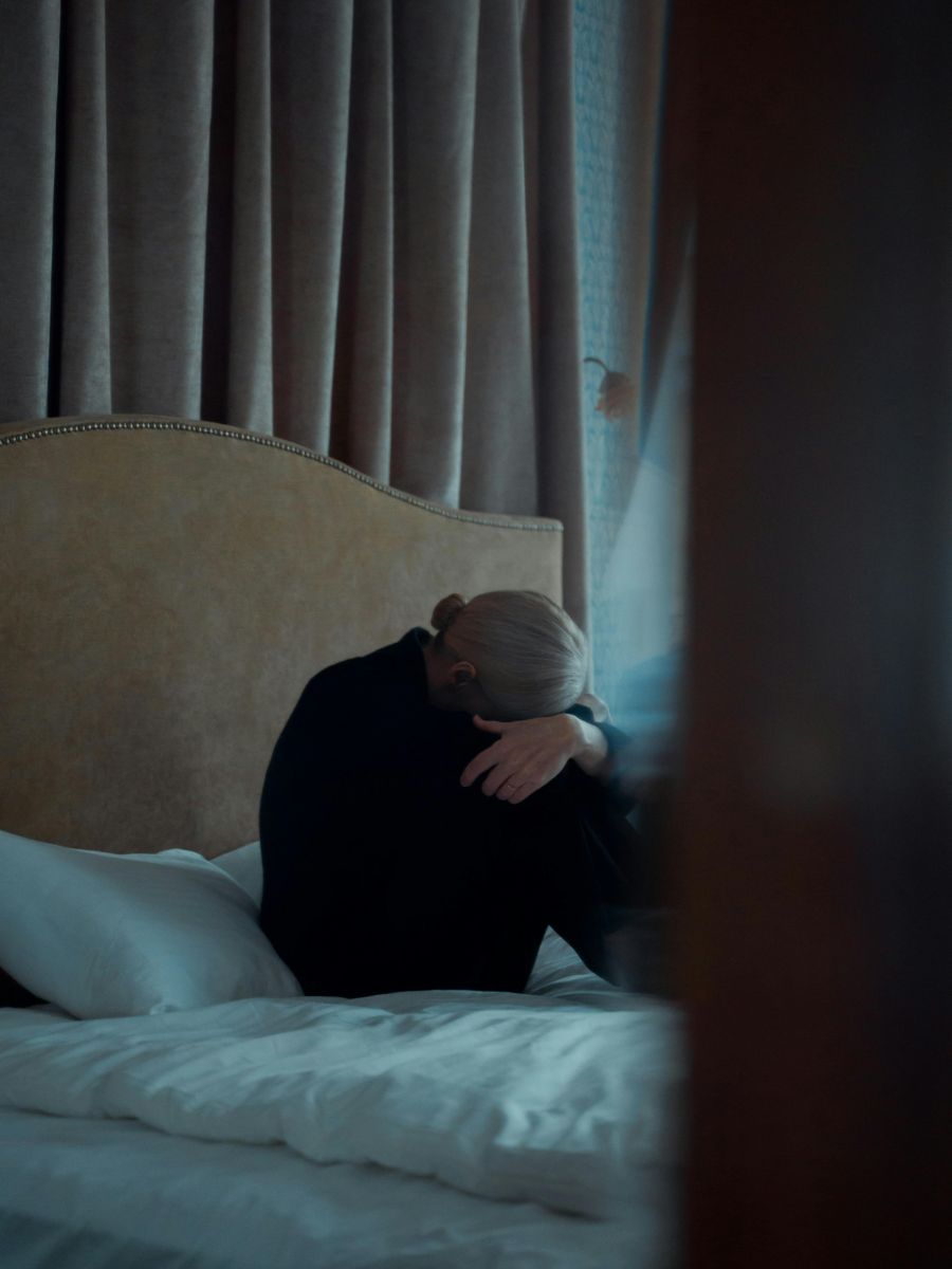 Blagdanska depresija može biti izazovan period, ali uz odgovarajuću podršku i terapijske intervencije, moguće je pronaći put k emocionalnom zdravlju i zadovoljstvu