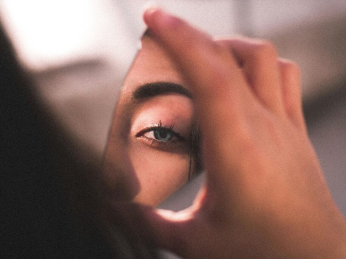 Otkrijte što uzrokuje histrionski poremećaj ličnosti, ključne simptome i kako ga prepoznati. Saznajte više o ovom kompleksnom stanju