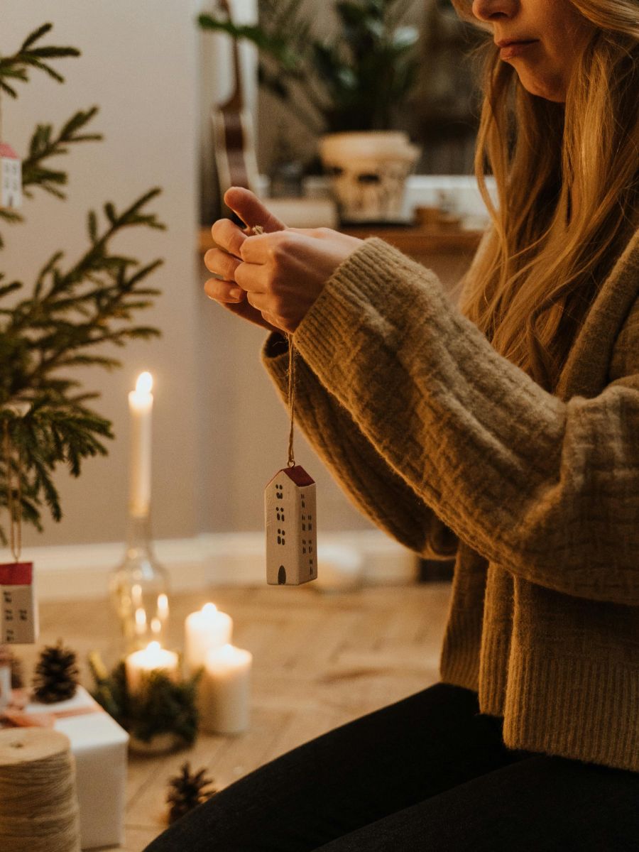 Blagdanska depresija može biti izazovan period, ali uz odgovarajuću podršku i terapijske intervencije, moguće je pronaći put k emocionalnom zdravlju i zadovoljstvu