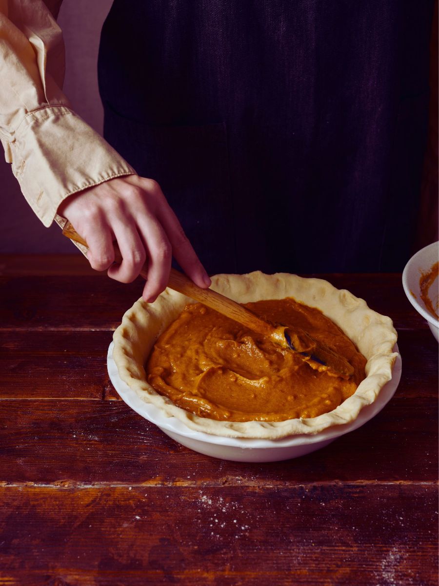 Pita od bundeve će se malo spustiti kako se bude hladila - bez straha, to je skroz normalno i očekivano! Poslužite ju uz šlag i uživajte