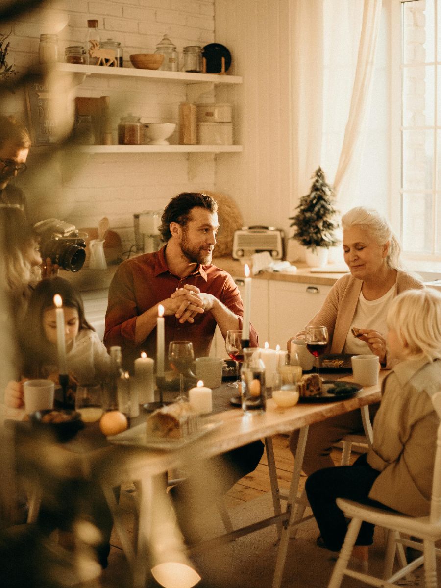 Blagdanska depresija može biti izazovan period, ali uz odgovarajuću podršku i terapijske intervencije, moguće je pronaći put k emocionalnom zdravlju i zadovoljstvu
