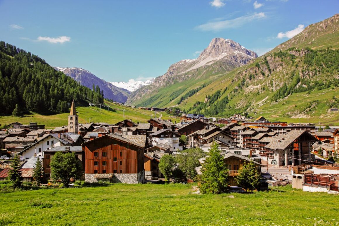 Od utočišta na obali do privlačnih kulturnih prijestolnica: Booking.com otkriva popularna odredišta za 2025. godinu