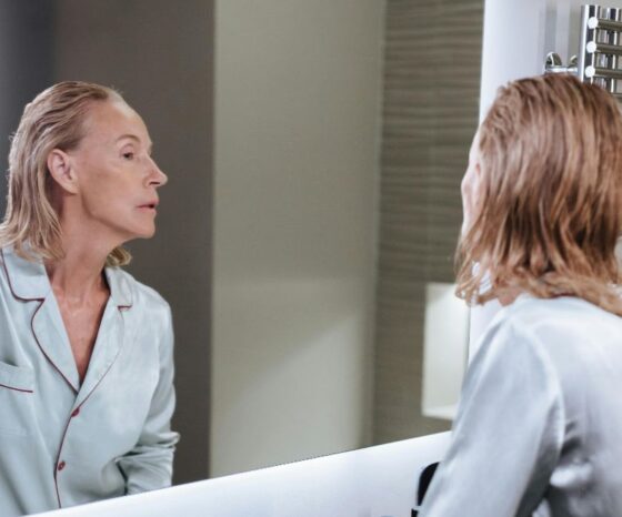 Akne u menopauzi često su rezultat kombinacije unutarnjih i vanjskih faktora