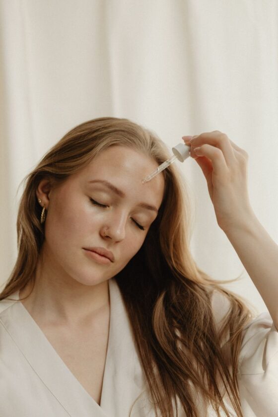 Otkrijte 5 ključnih znakova da previše hidratizirate lice te naučite kako vratiti ravnotežu i zaštititi svoju kožu