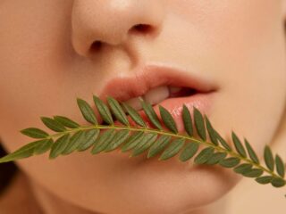 Suhe i ispucale usne – prirodna njega i brza prva pomoć