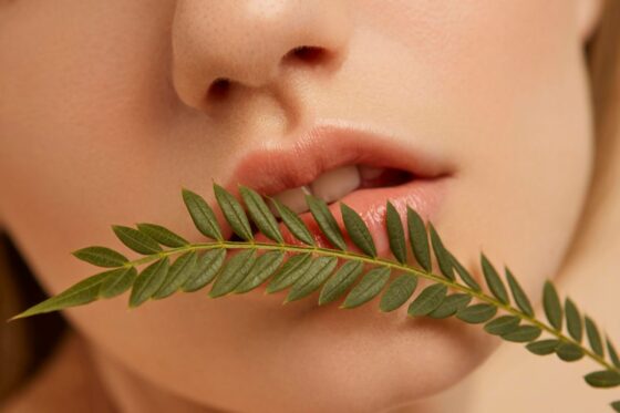 Suhe i ispucale usne – prirodna njega i brza prva pomoć