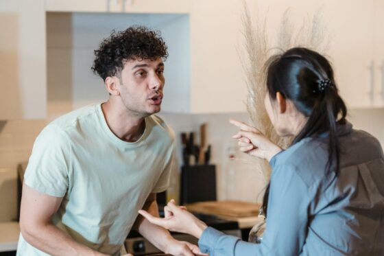 Naučite kako razgovarati s defanzivnom osobom i ostati smireni! Stručnjaci otkrivaju učinkovite strategije za bolje odnose