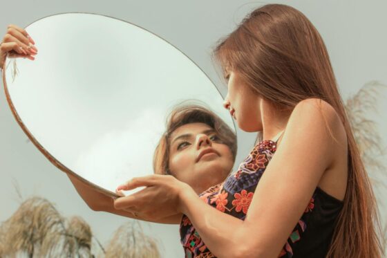 Otkrijte 6 znakova da vam nedostaje samosvijest i naučite provjerene načine za razvoj emocionalne inteligencije.