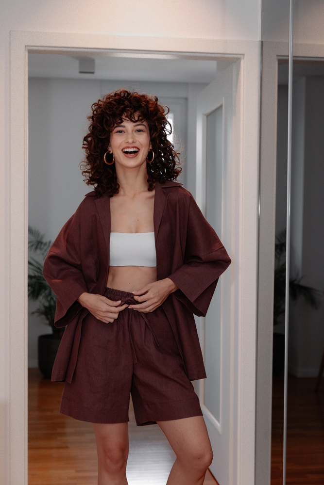 MIAMIA je nastala iz potrebe za ravnotežom – između udobnog i elegantnog, svakodnevnog i posebnog, nosivog i dugotrajnog.