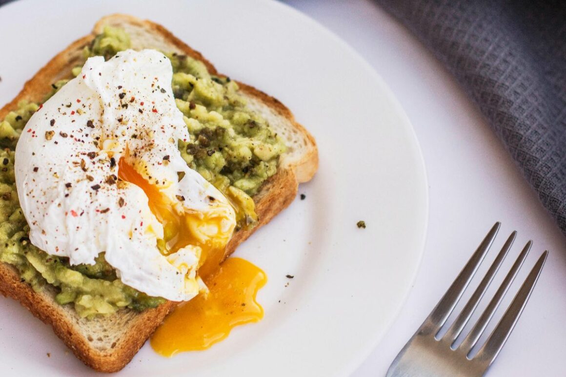 Tost s avokadom i jajetom kao zasitan doručak bogat proteinima i mastima za mršavljenje bez gladi