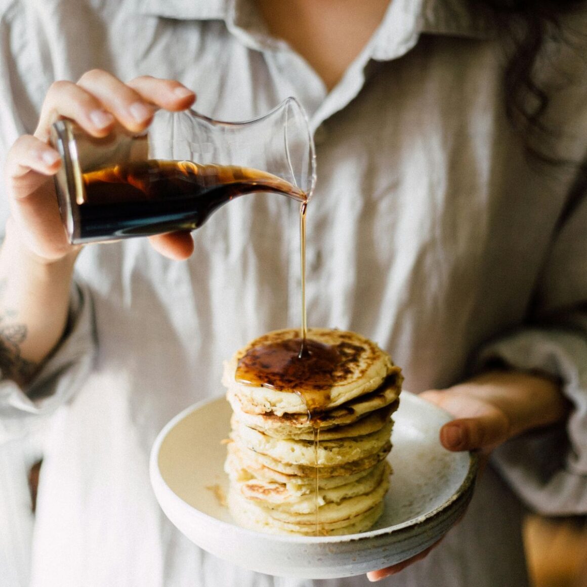 Palačinke prelivene sirupom – primjer doručka koji ne podržava mršavljenje bez gladi zbog naglog skoka šećera u krvi