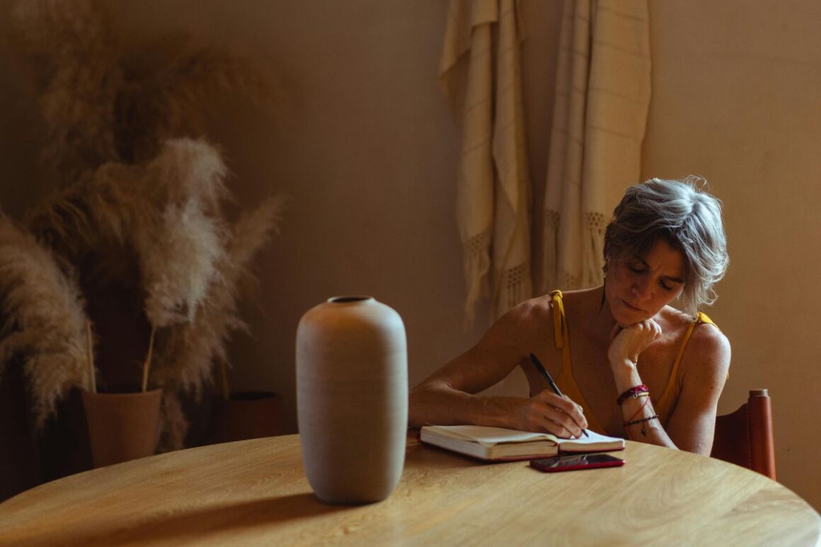 Uzimaš mobitel čim se probudiš? Stručnjaci otkrivaju kako ta navika utječe na tebe i što možeš učiniti umjesto toga.