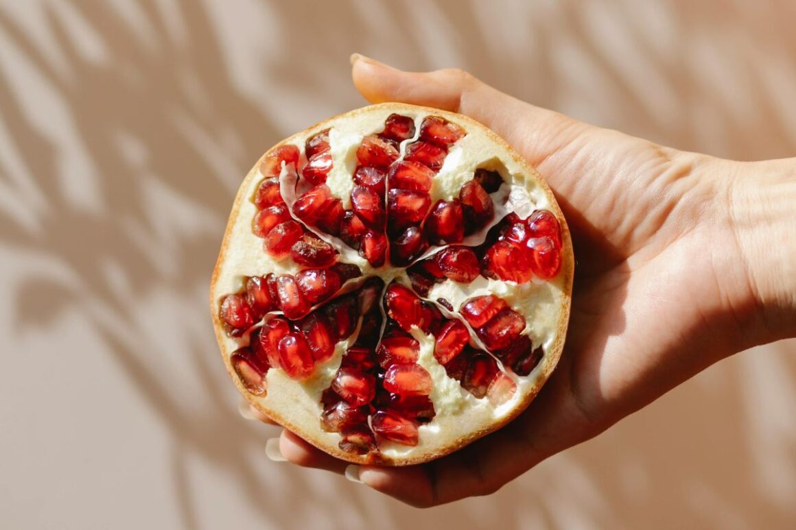 Saznajte kako ovih 5 voćki može usporiti starenje kože i tijela. Stručnjak za njegu kože otkriva koje vrste voća podržavaju mladolik izgled.