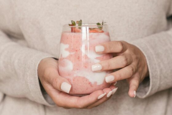 Otkrijte kako napraviti smoothie od jagode i vanilije prepun vlakana – idealan za sit i energičan početak dana
