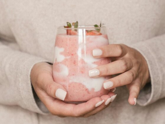 Otkrijte kako napraviti smoothie od jagode i vanilije prepun vlakana – idealan za sit i energičan početak dana