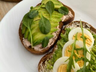 Zdravi doručak u zdjeli s voćem i sjemenkama koji pomaže u kontroli apetita i mršavljenju bez gladi