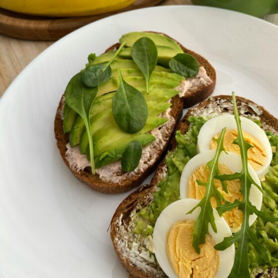 Zdravi doručak u zdjeli s voćem i sjemenkama koji pomaže u kontroli apetita i mršavljenju bez gladi