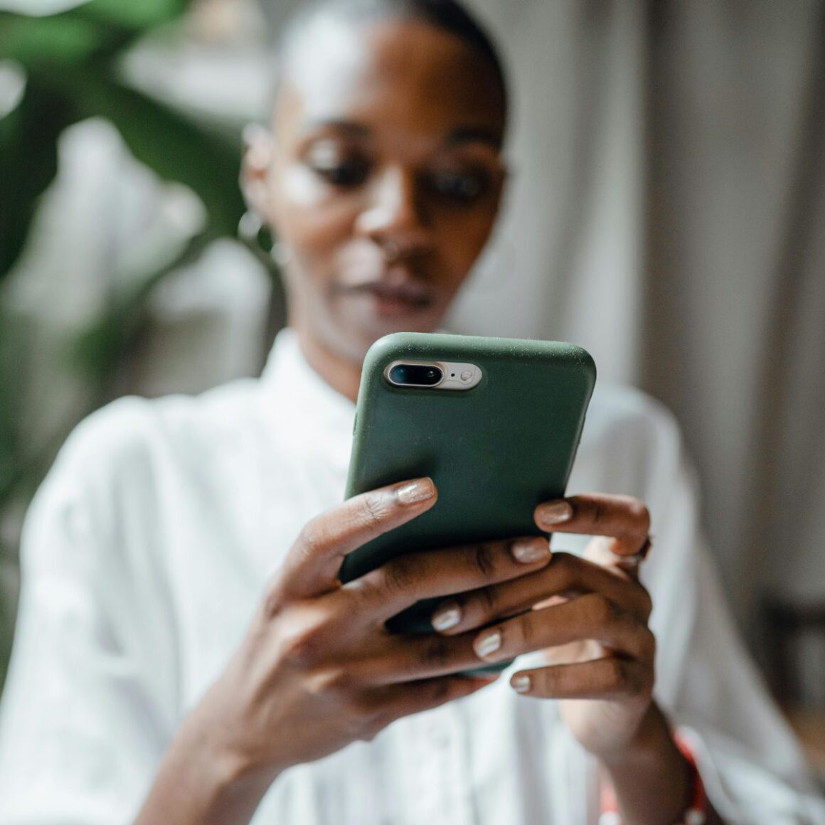 Otkrijte 6 svakodnevnih navika koje tiho sabotiraju vaš mozak – i naučite kako ih zamijeniti zdravim rutinama.