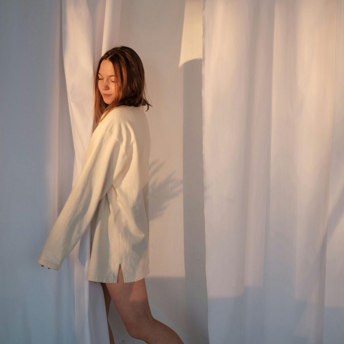 Otkrij kako afirmacije za ljubav prema sebi mogu ojačati tvoje samopouzdanje, smanjiti sumnju u sebe i donijeti više mira u svakodnevicu.