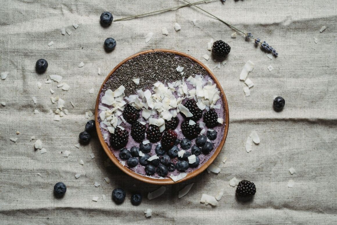Zobena kaša s bobičastim voćem i chia sjemenkama – doručak bogat vlaknima za mršavljenje bez gladi