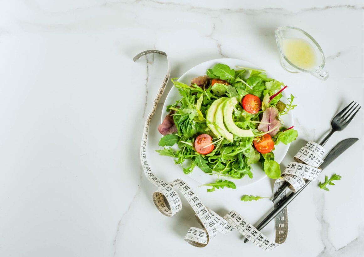 Otkrijte 5 navika koje usporavaju mršavljenje nakon 50. godine i naučite kako ih promijeniti uz savjete dijetetičara.