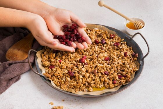 Domaći crumble od zobi, oraha i bobičastog voća poslužen na pladnju