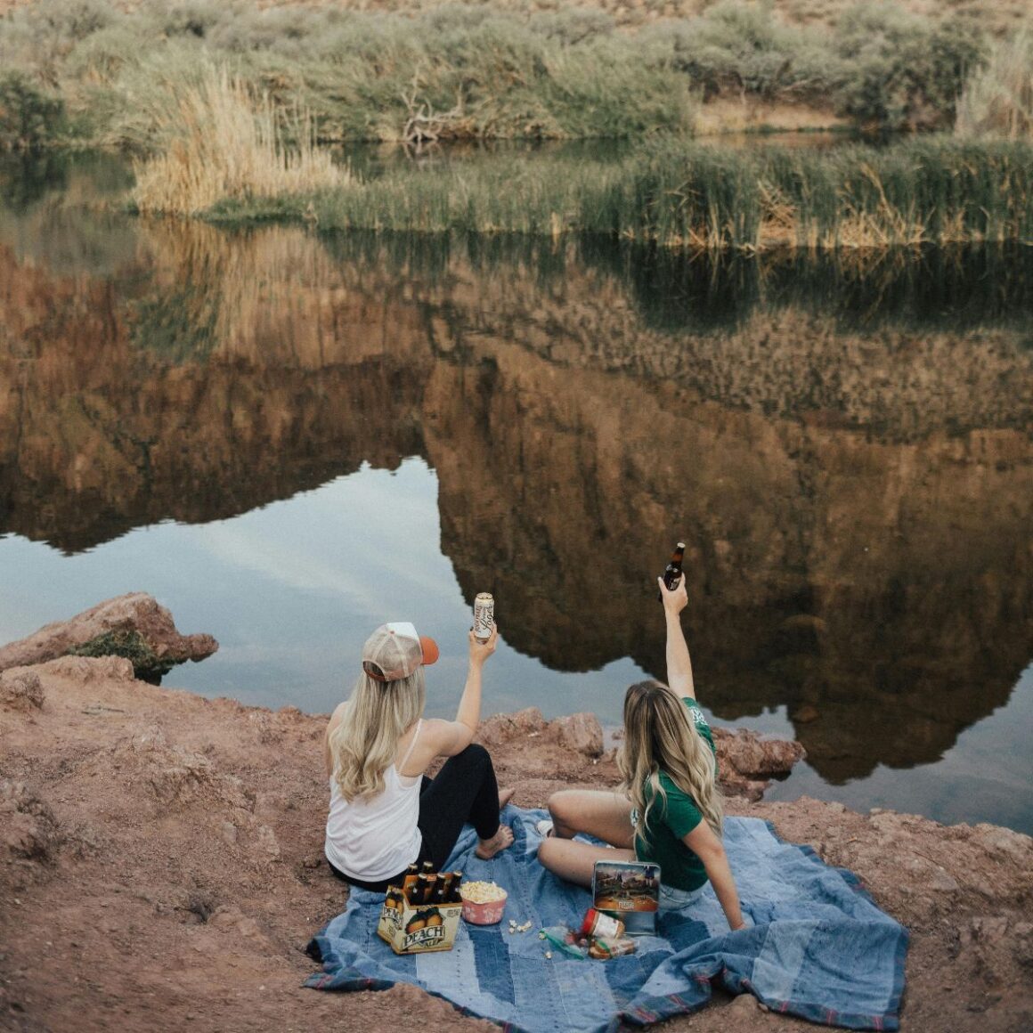 Introverti ili ekstroverti – tko njeguje dublja prijateljstva? Otkrijte što kažu znanstvenici i naučite kako i vi možete produbiti odnose.