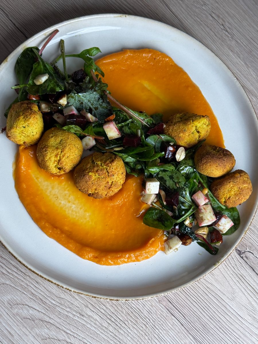 Kuglice od slanutka s parmezanom uz pire od batata i salatu – primjer podržavajućeg obroka u PMS-u