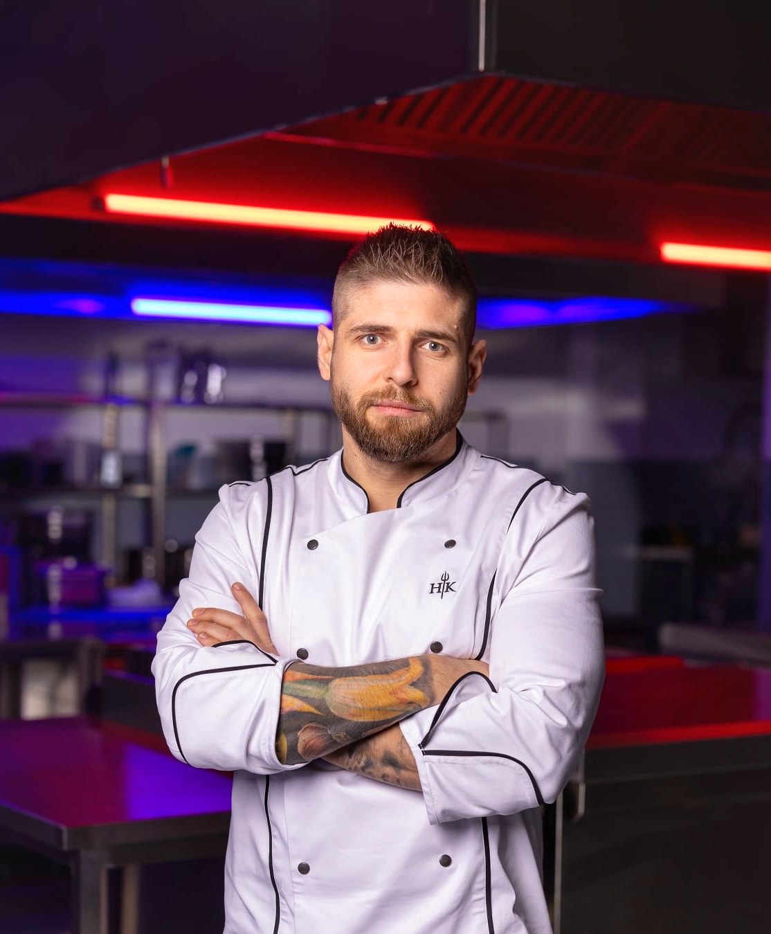 Hrvatska gastro scena posljednjih godina doživljava snažan profesionalni uzlet, a među chefovima nove generacije posebno se ističe Ivan Vrbanec, kuhar čiji se stil temelji na tehničkoj preciznosti, čistim okusima i filozofiji “manje je više”