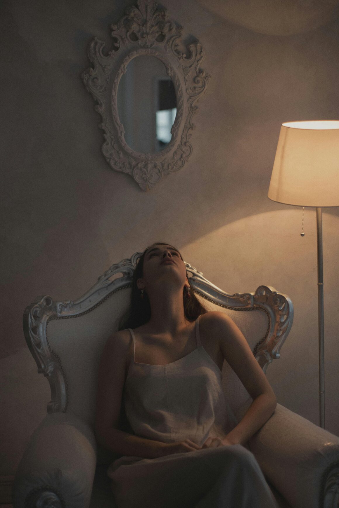 Usamljenost je često nevidljiva. Naučite prepoznati njezine tihe znakove i otkrijte kako malim koracima ponovno izgraditi osjećaj bliskosti.