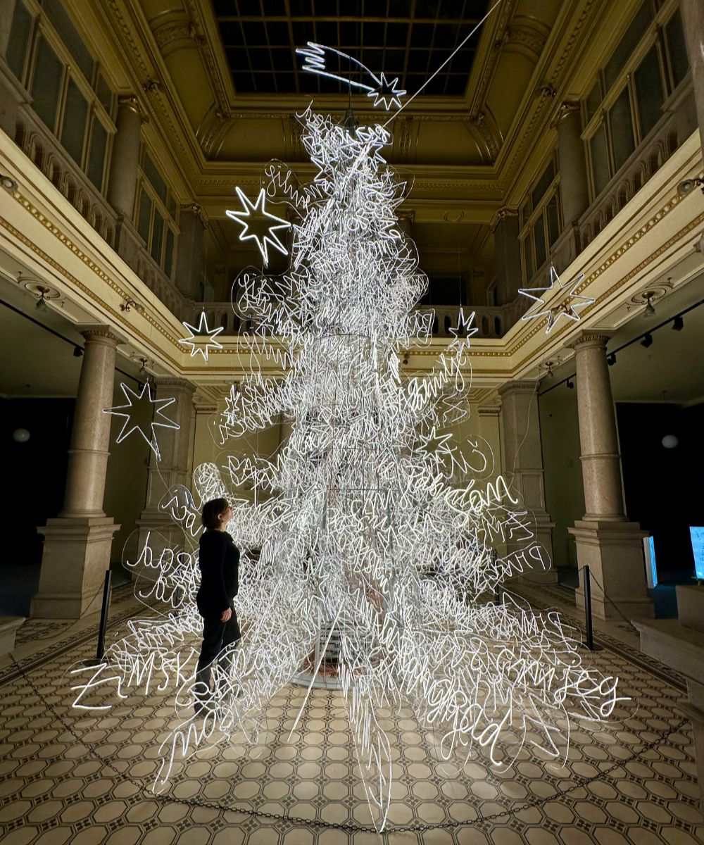 Jedan od najpopularnijih hrvatskih umjetnika i dizajnera Saša Šekoranja godinu na izmaku završio je sretan i ponosan na svoju izložbu.