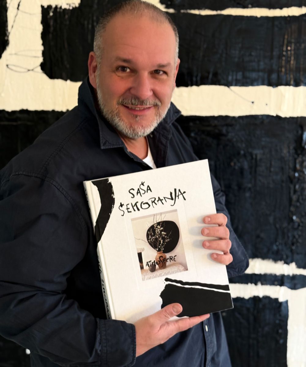 Jedan od najpopularnijih hrvatskih umjetnika i dizajnera Saša Šekoranja godinu na izmaku završio je sretan i ponosan na svoju izložbu.