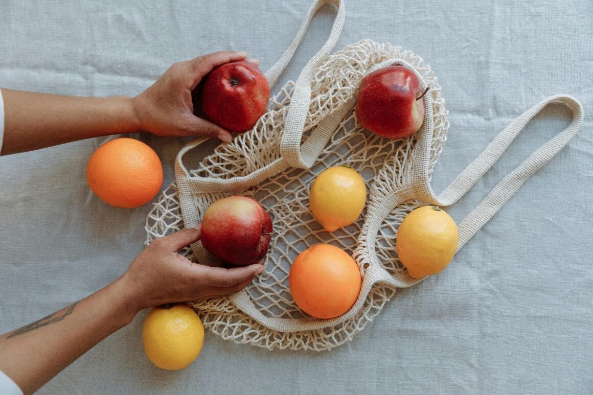 Jabuke ili naranče za imunitet? Otkrijte koje voće ima prednost, što kažu nutritivne razlike i kako ih najbolje uklopiti u prehranu.