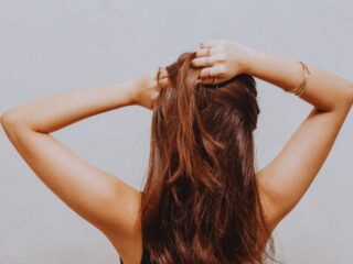 Ispadanje kose – zdrava duga kosa s leđa kao rezultat rutine za gušću kosu i jače vlasište