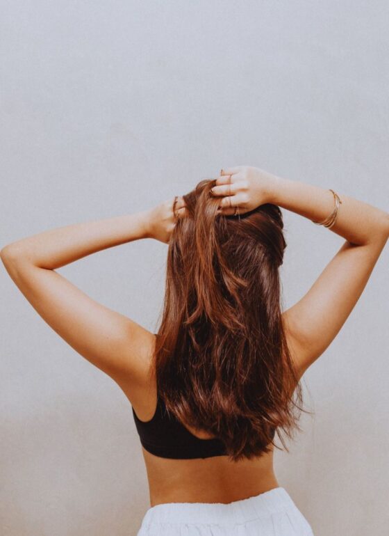 Ispadanje kose – zdrava duga kosa s leđa kao rezultat rutine za gušću kosu i jače vlasište