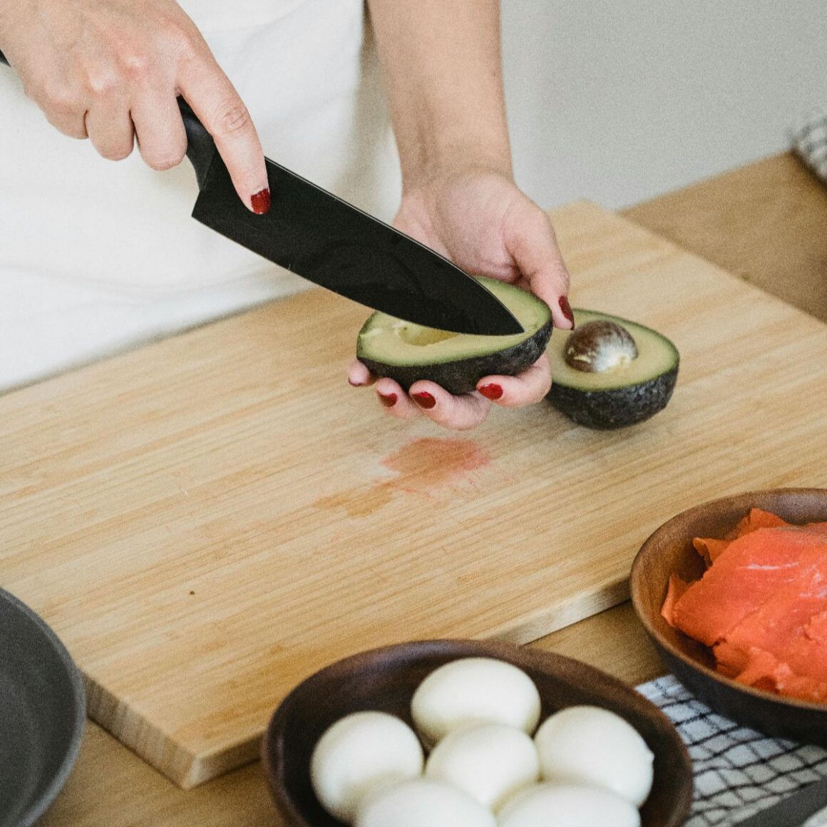 Priprema obroka bogatog proteinima i zdravim mastima kao podrška toniranom tijelu bez dijeta