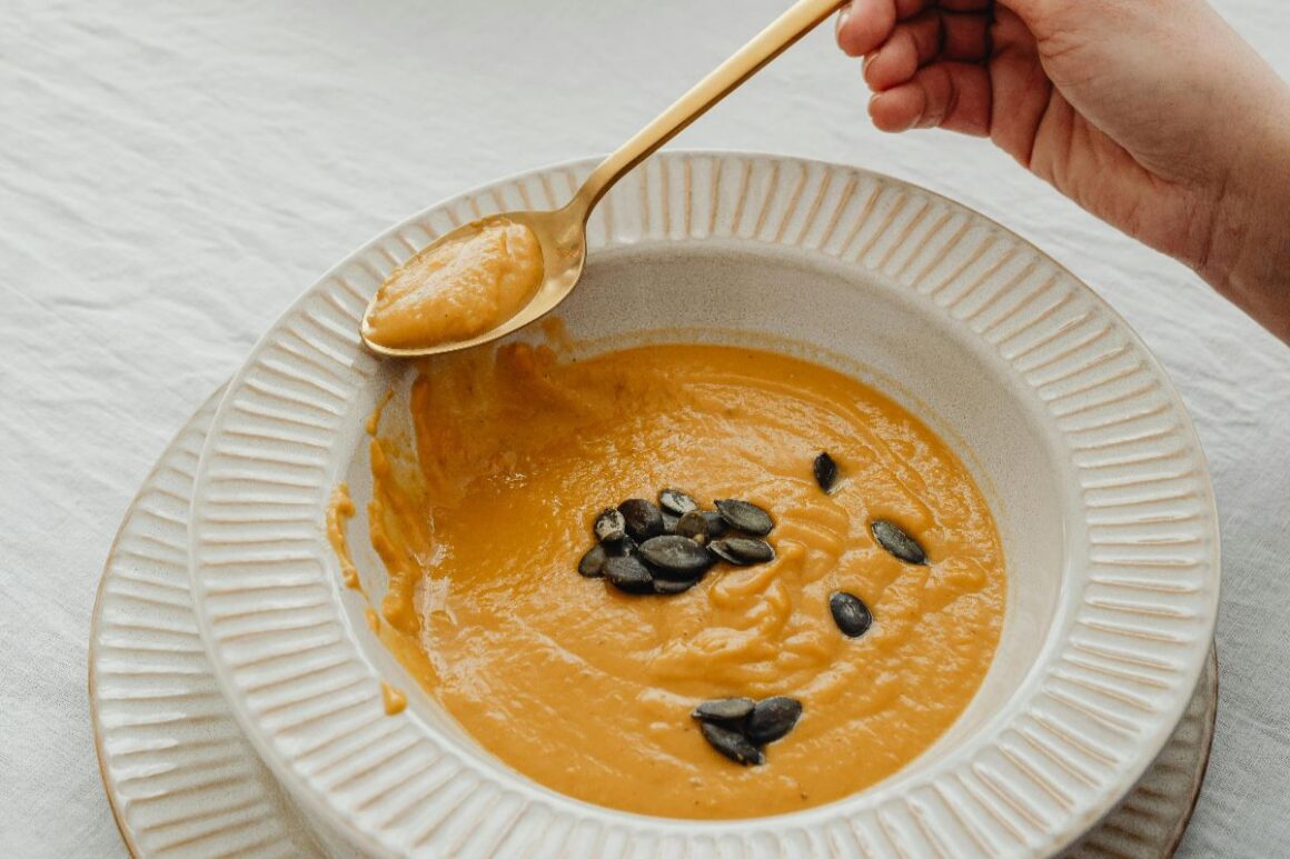 Magnezij utječe na mišiće, živce i san – a manjak se često osjeti kroz grčeve i napetost. Saznaj kako povećati unos magnezija prehranom.