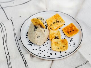 Namaz od slanutka s čipsom posut crnim sezamom kao jednostavan dodatak prehrani