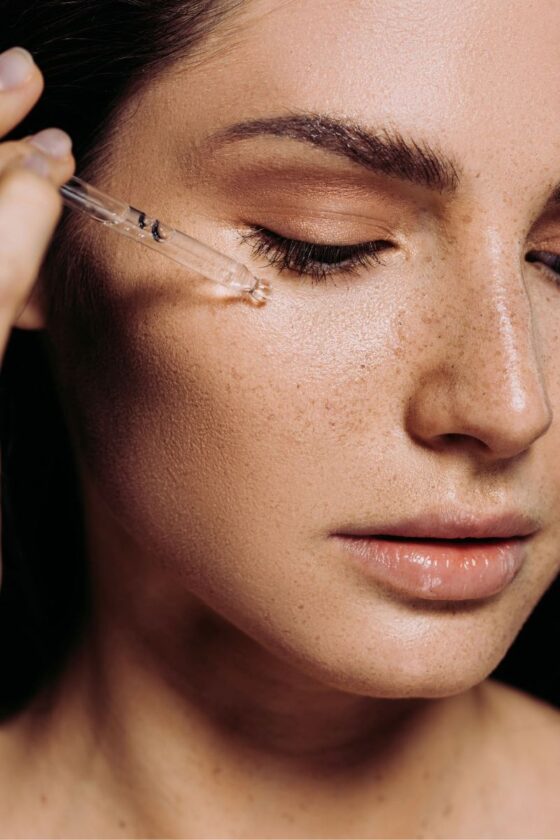 Tretirajte tamne mrlje bez oštećenja kože: birajte pravu kiselinu, uvedite posvjetljujuće sastojke i podržite kožu iznutra