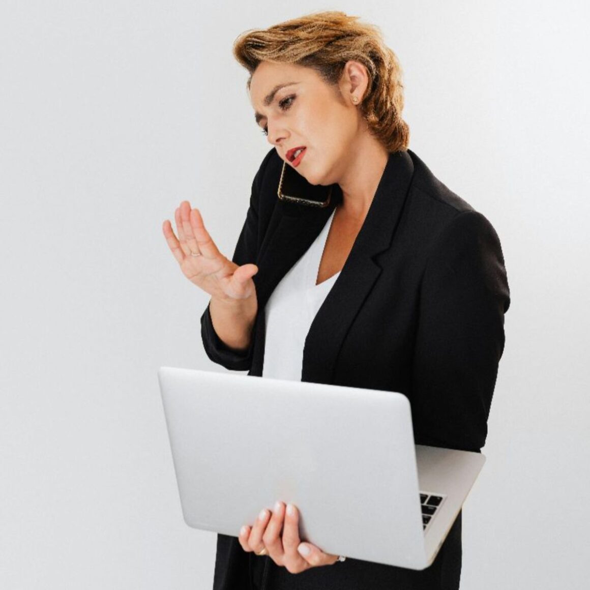 Toksična neovisnost često izgleda kao snaga. Otkrij 5 znakova da sve nosiš sama – i zašto te taj obrazac dugoročno iscrpljuje.