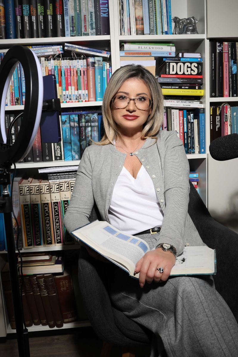 U svijetu u kojem se savršenstvo prodaje kao norma, a ranjivost kao slabost, Barbara Udovičić odabrala je suprotan smjer – onaj autentičnosti, istine i emocionalne hrabrosti.