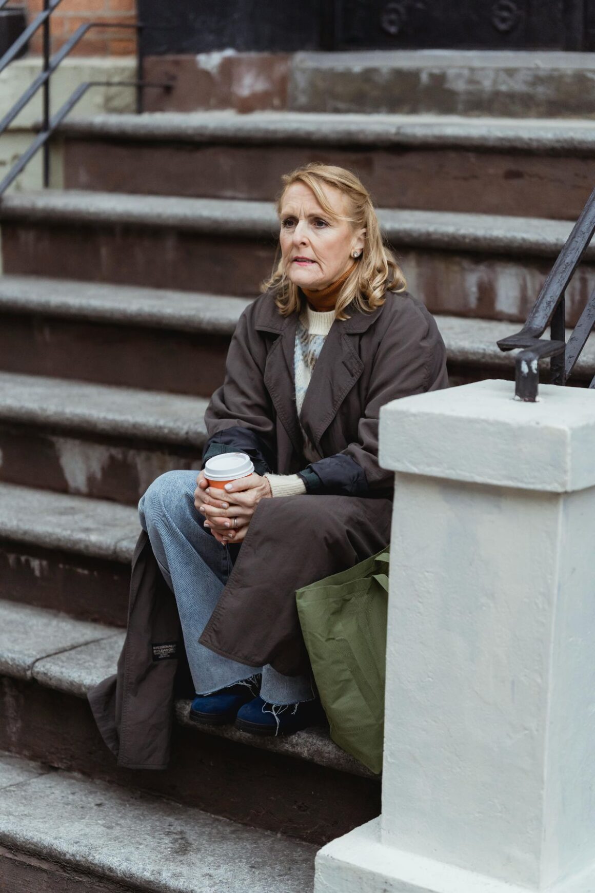 Moždana magla nakon 50. može biti prolazna, ali ponekad upućuje na ozbiljniji problem. Saznajte koje simptome ne biste trebali ignorirati.